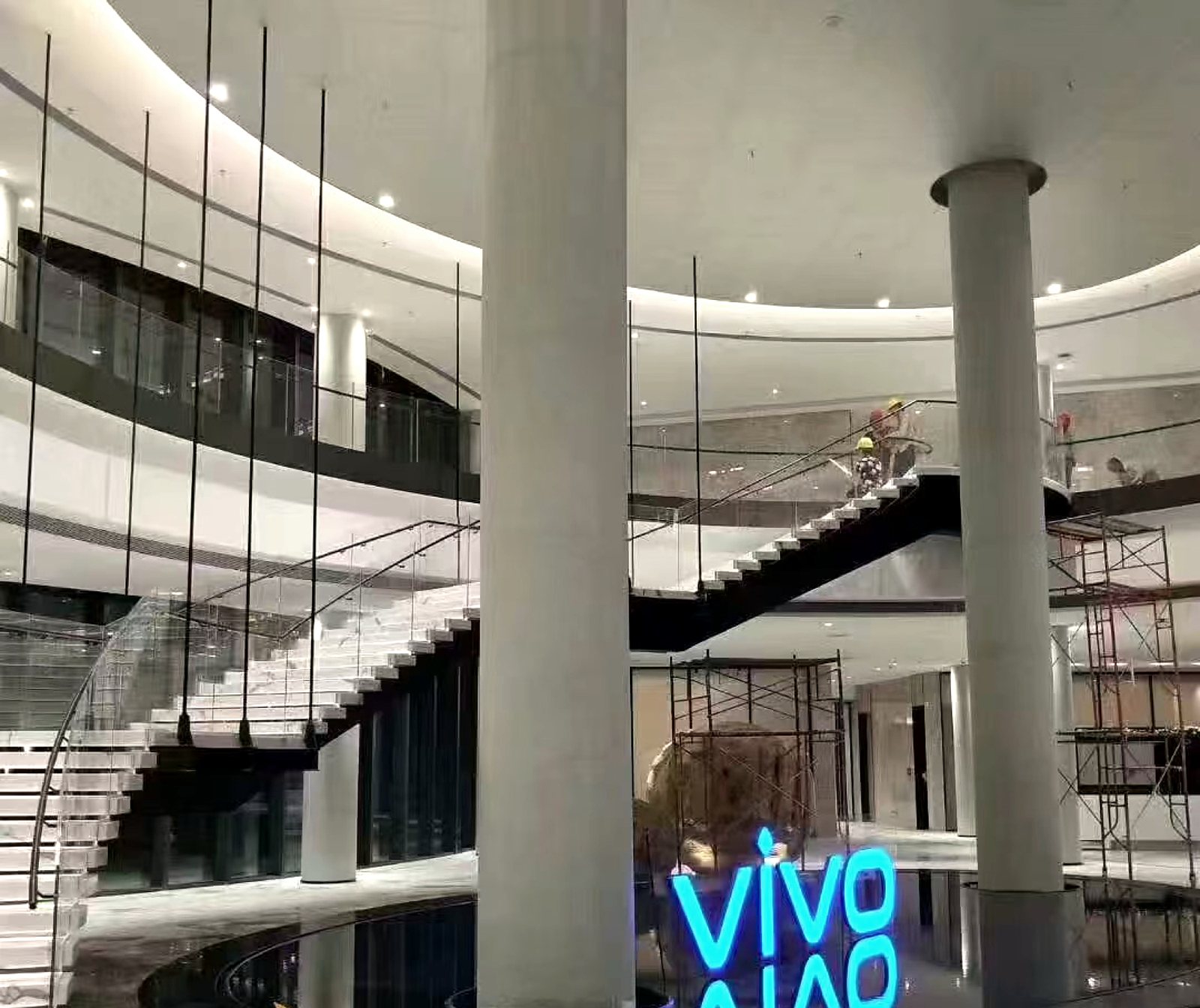 VIVO 东莞总部 · 中庭吊挂式钢楼梯